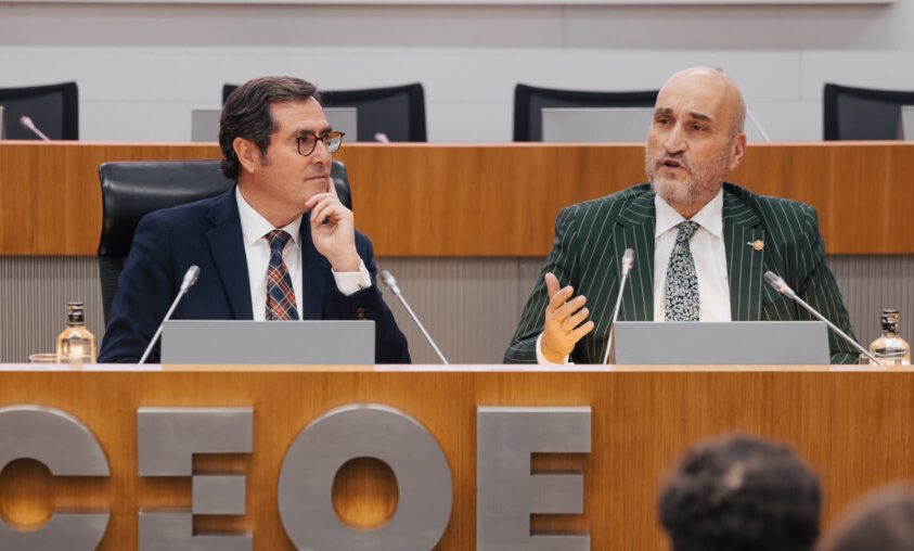 Antonio Garamendi (CEOE) y Fernando Santiago Ollero (Gestores Administrativos)