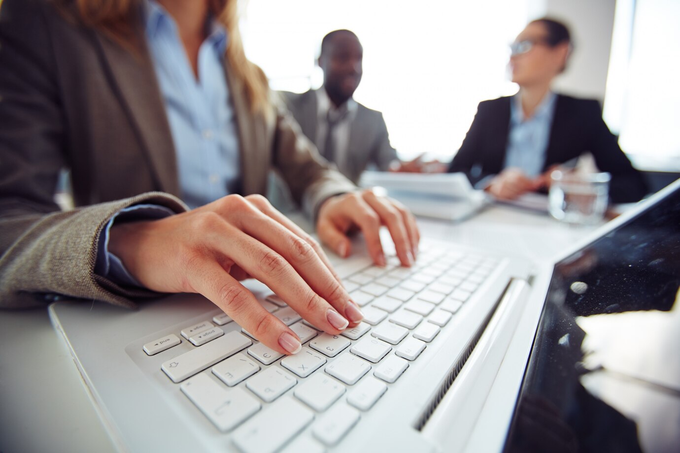 primer plano mujer negocios escribiendo 1098 691
