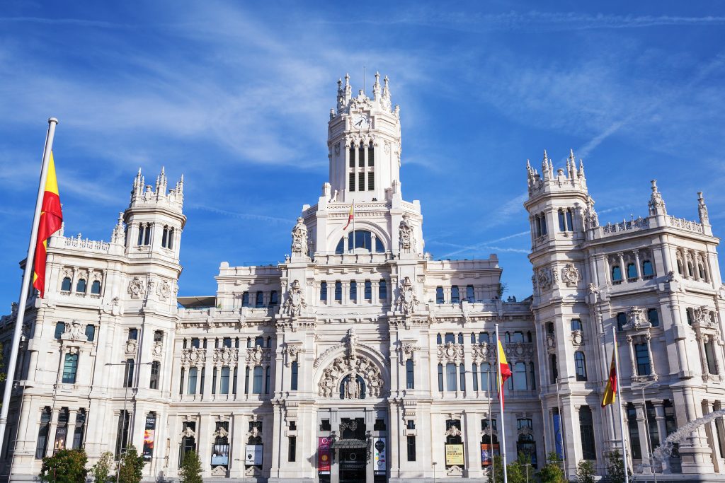 Entra en vigor la nueva Ordenanza de Movilidad aprobada por el Ayuntamiento de Madrid cibeles palace is most prominent buildings plaza de cibeles madrid spain